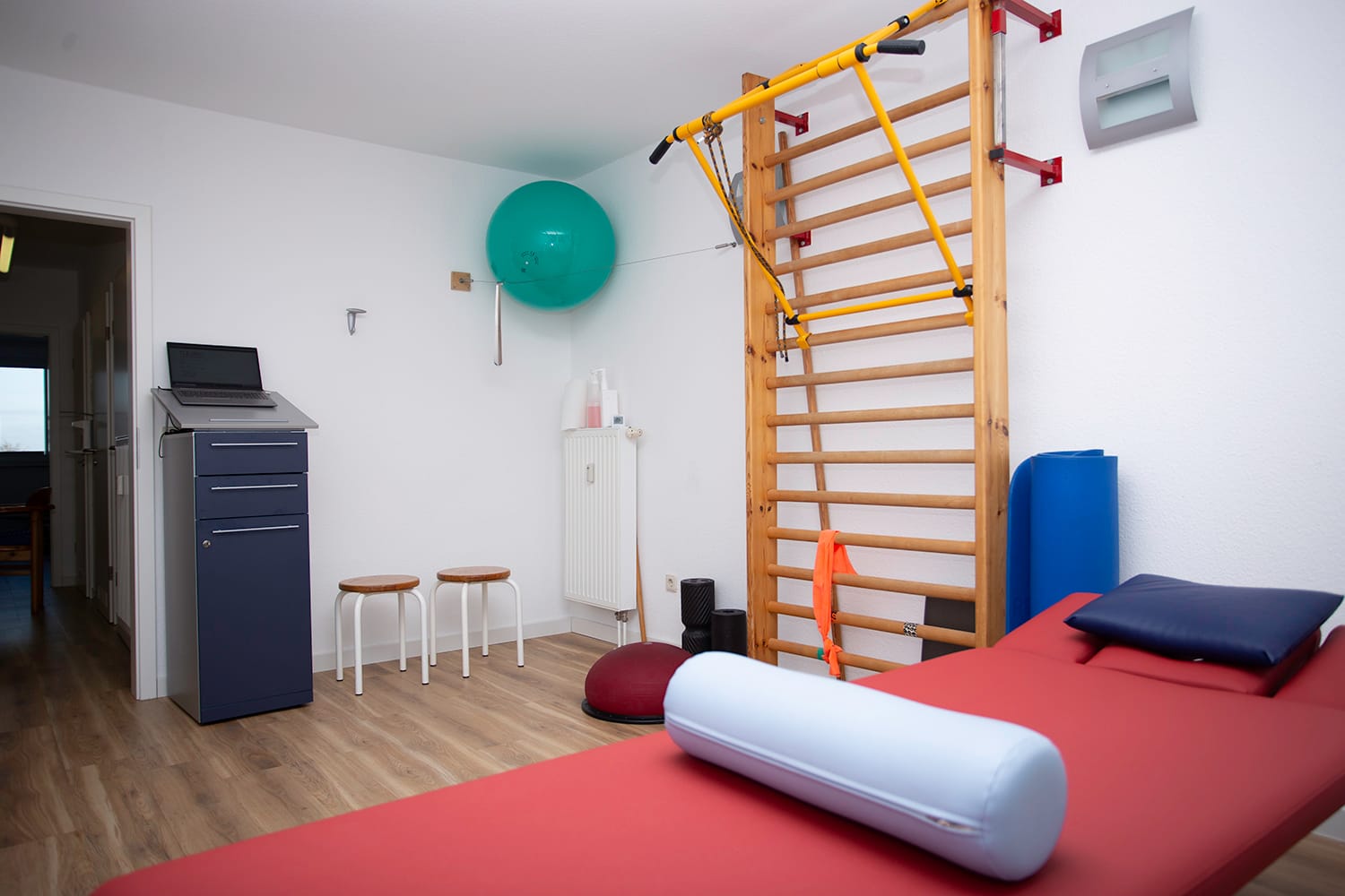 Ein Behandlungszimmer mit Leiter und Liege